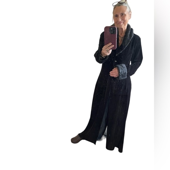 LULY K new york city. VintageBlack  Velvet Coat/ Duster , faux fur collar🌹 - Picture 6 of 10